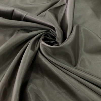 POST V TAFT MIX D GREEN širine 1.4 m, gramaže 58.6 g/m2. Viskozna postava, svilenkasta i galtka, za postavljanje odela, haljina, jakni, sakoa.