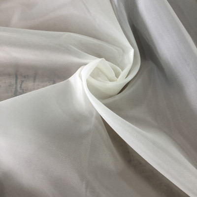 POST P ACETAT BRIGHT WHITE širine 1.5 m, gramaže 55 g/m2. Poliesterska postava, svilenkasta i galtka, za postavljanje odela, haljina, jakni, sakoa.