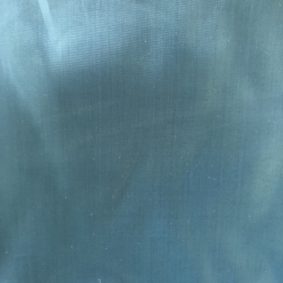 POST P ACETAT BLUE WAVE širine 1.5 m, gramaže 55 g/m2. Poliesterska postava, svilenkasta i galtka, za postavljanje odela, haljina, jakni, sakoa.