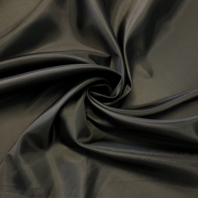 POST P ACETAT BLACK širine 1.5 m, gramaže 55 g/m2. Poliesterska postava, svilenkasta i galtka, za postavljanje odela, haljina, jakni, sakoa.
