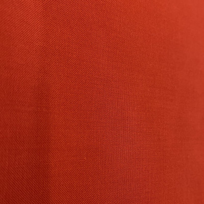KOSULJAR VIS CHALIS MANDARIN RED širine 1.4 m, gramaže 123 g/m2. Lagana I lepršava viskozna tkanina sa lepim padom za kosulje, haljine, bluze.