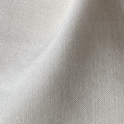 KOSULJAR VIS CHALIS OFF WHITE širine 1.4 m, gramaže 123 g/m2. Lagana I lepršava viskozna tkanina sa lepim padom za kosulje, haljine, bluze.