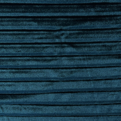 PLIS S PLISE BLUE SARACELLE širine 1.6 m, gramaže 199 g/m2. Pliš sa plise efektom  koga odlikuje intezivan sjaj i mekan opip., dobar pad.