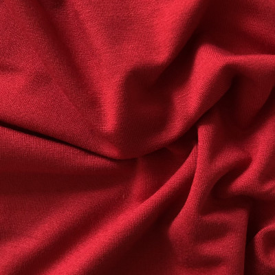 VISKOZA PL. XT-24 LIKRA HIGH FASHION RED širine 1.6 m, gramaže 242 g/m2. Univerzlana elastična viskozna pletenina, blagog sjaja, mekana i prijatna