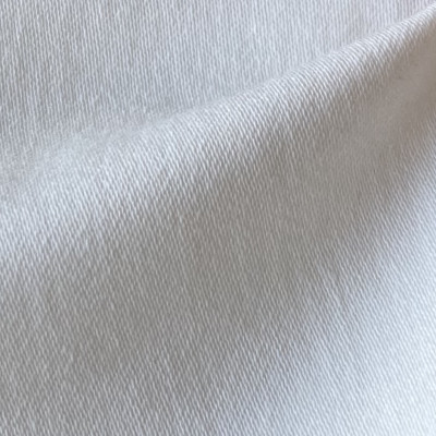 KEPER STRECH SATEN OFF WHITE širine 1.5 m, gramaže 208 g/m2. Satenizirana pamučna tkanina sa elastinom, za svečane komlete, suknje, pantalone
