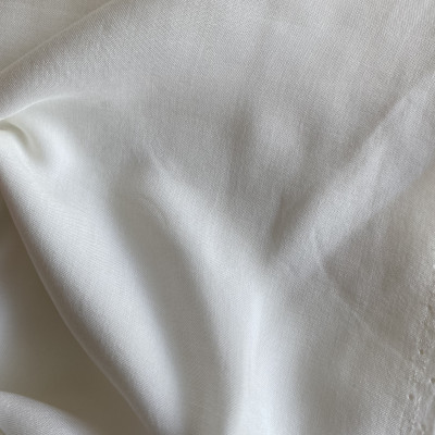 KOSULJAR VIS SILKY VOILE BRIGHT WHITE širine 1.5 m, gramaže 83 g/m2. Lagana, viskozna tkanina sa lepim padom i svilenkastim opipom.
