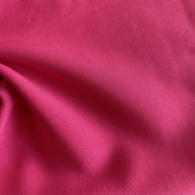 KOSULJAR VIS SILKY VOILE BRIGHT ROSE širine 1.5 m, gramaže 83 g/m2. Lagana, viskozna tkanina sa lepim padom i svilenkastim opipom.