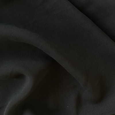 KOSULJAR VIS SILKY VOILE BLACK širine 1.5 m, gramaže 83 g/m2. Lagana, viskozna tkanina sa lepim padom i svilenkastim opipom.
