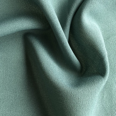 KOSULJAR S CREP MUSLIN OLIVE GRAY širine 1.6 m, gramaže 77 g/m2. Lagana i prozirna tkanina sa krepastim opipom za bluze, košulje, haljine.