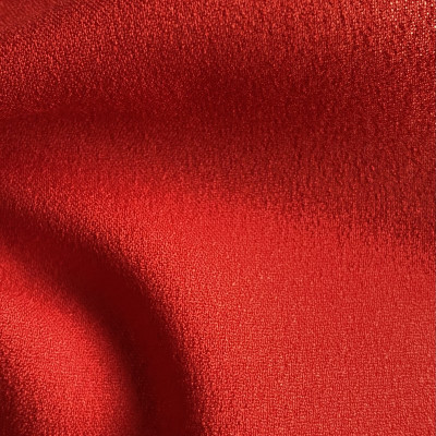 KOSULJAR S CREP MUSLIN RED MARLBORO širine 1.6 m, gramaže 77 g/m2. Lagana i prozirna tkanina sa krepastim opipom za bluze, košulje, haljine.