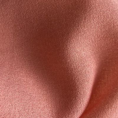 KOSULJAR S CREP MUSLIN MUTED CLAY širine 1.6 m, gramaže 77 g/m2. Lagana i prozirna tkanina sa krepastim opipom za bluze, košulje, haljine.