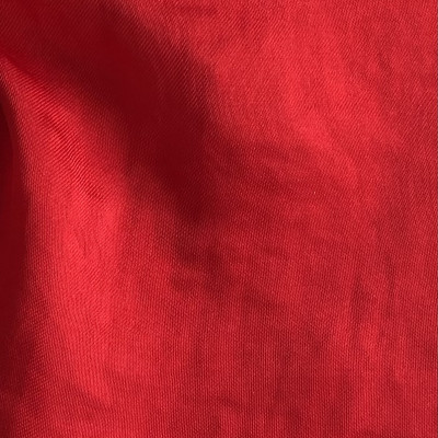 KOSULJAR S SATIN GLOW RED MARLBORO širine 1.5 m, gramaže 97 g/m2. Satenizirani material sa reljefastom teksturom i intezivnim sjajem.