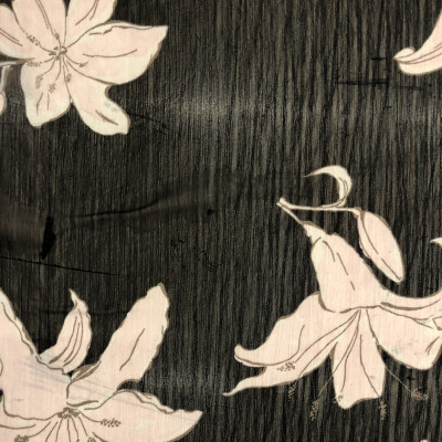 KOSULJAR S CHIFFON YORYU PRT FLOWERS BLACK širine 1.5 m, gramaže 76 g/m2. Lagana i prozirna tkanina sa printom za bluze,košulje, haljine.