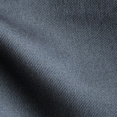 KEPER MONZA DENIM GRAY širine 1.5 m, gramaže 225 g/m2. Čvrsta, izdržljiva, pamučna tkanina srednje gramaže, za pantalone i jakne.