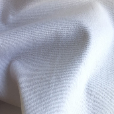 KEPER CO MARIOS LIKRA WHITE širine 1.5 m, gramaže 270 g/m2. Čvrsta, izdržljiva, pamučna tkanina srednje gramaže, za pantalone i jakne.