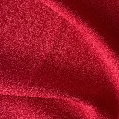 STOF P MELONI RED MARLBORO širine 1.5 m, gramaže 208 g/m2. Univerzalna poliesterska tkanina sa crep tkanjem, lepim padom, mekana na dodir. 