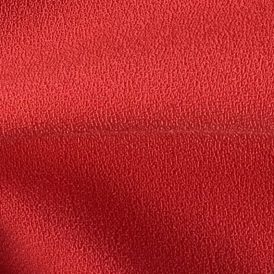 STOF P MELONI MANDARIN RED širine 1.5 m, gramaže 208 g/m2. Univerzalna poliesterska tkanina sa crep tkanjem, lepim padom, mekana na dodir. 