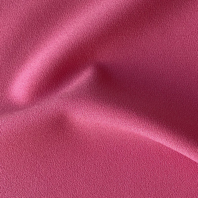 STOF P MELONI AZALEA PINK širine 1.5 m, gramaže 208 g/m2. Univerzalna poliesterska tkanina sa crep tkanjem, lepim padom, mekana na dodir. 