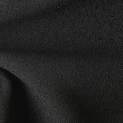 STOF P MELONI BLACK širine 1.5 m, gramaže 208 g/m2. Univerzalna poliesterska tkanina sa crep tkanjem, lepim padom, mekana na dodir. 