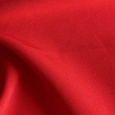 STOF P FINE TWILL RED MARLBORO širine 1.4 m, gramaže 190 g/m2. Univerzalna poliesterska tkanina sa twill tkanjem, lepim padom, mekana na dodir. 