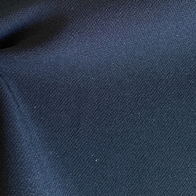 STOF P FINE TWILL NAVY širine 1.4 m, gramaže 190 g/m2. Univerzalna poliesterska tkanina sa twill tkanjem, lepim padom, mekana na dodir. 