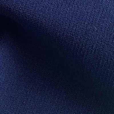 STOF P FINE TWILL LUX MEDIEVAL BLUE širine 1.5 m, gramaže 201 g/m2. Univerzalna poliesterska tkanina sa twill tkanjem, lepim padom, mekana na dodir. 
