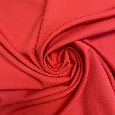 STOF P FINE TWILL LUX RED MARLBORO širine 1.5 m, gramaže 201 g/m2. Univerzalna poliesterska tkanina sa twill tkanjem, lepim padom, mekana na dodir. 