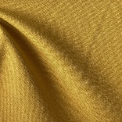 STOF P FINE TWILL LUX NUGGET GOLD širine 1.5 m, gramaže 201 g/m2. Univerzalna poliesterska tkanina sa twill tkanjem, lepim padom, mekana na dodir. 