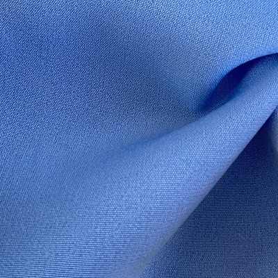 STOF P FINE TWILL LUX LITTLE BOY BLUE širine 1.5 m, gramaže 201 g/m2. Univerzalna poliesterska tkanina sa twill tkanjem, lepim padom, mekana na dodir. 