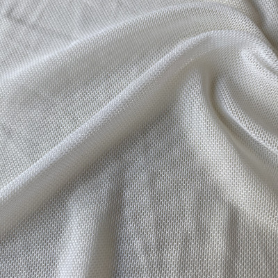 TIL S TEX-766 WHITE širine 1.6 m, gramaže 80 g/m2. Tanak i fin, mrežasti til mekan na opip, za suknje, velove, haljine, ukrase.
