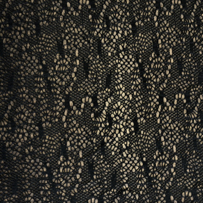 CIP S CAROLINA BLACK širine 1.6 m, gramaže 153 g/m2. Čipka izražene teksture, mekanog opipa sa likrom, za haljine, bluze, rublje.