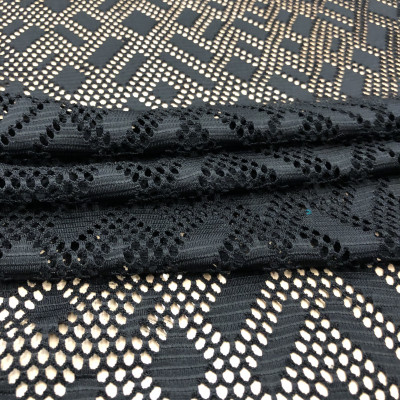 CIP S MARA BLACK širine 1.6 m, gramaže 176 g/m2. Čipka geometrijskog dizajna, mekanog opipai prijatna, za haljine, bluze, kardigane.