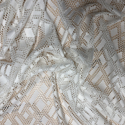 CIP S MARA BRIGHT WHITE širine 1.6 m, gramaže 176 g/m2. Čipka geometrijskog dizajna, mekanog opipai prijatna, za haljine, bluze, kardigane.