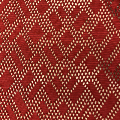 CIP S MARA RED MARLBORO širine 1.6 m, gramaže 176 g/m2. Čipka geometrijskog dizajna, mekanog opipai prijatna, za haljine, bluze, kardigane.