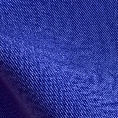 STOF V PRADA SPECTRUM BLUE širine 1.5 m, gramaže 212 g/m2. Univerzalni viskozni štof, mekan I prijatan, za odela, sakoe, pantalone, kombinezone, suknje.
