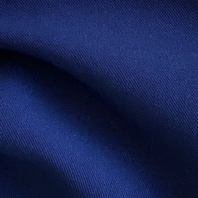 STOF V PRADA MEDIEVAL BLUE širine 1.5 m, gramaže 212 g/m2. Univerzalni viskozni štof, mekan I prijatan, za odela, sakoe, pantalone, kombinezone, suknje.
