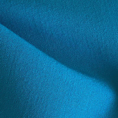 STOF V PRADA ENAMEL BLUE širine 1.5 m, gramaže 212 g/m2. Univerzalni viskozni štof, mekan I prijatan, za odela, sakoe, pantalone, kombinezone, suknje.