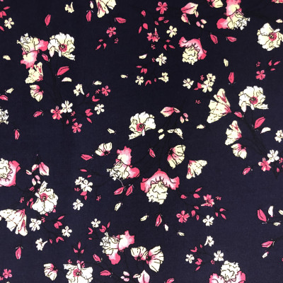 KOSULJAR VIS CHALIS PRT FLOWERS NAVY širine 1.4 m, gramaže 125 g/m2. Viskozni košuljarac sa printom, lagan i lepršav, za haljine, košulje.