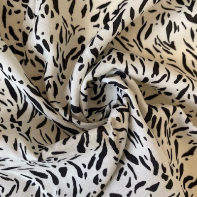 KOSULJAR VIS CHALIS DGT PRT DSN # 598 S ANIMAL # WHITE OFF BLACK