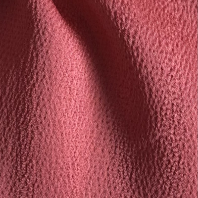 KOSULJAR S BUBBLE SHINY MINERAL RED širine 1.5 m, gramaže 113 g/m2. Satenizirani košuljarac sa teksturom, elegantan za šivenje haljina, bluzi, suknji.