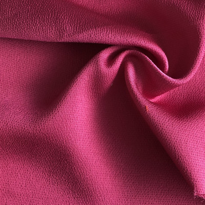 KOSULJAR S BUBBLE SHINY LILAC ROSE širine 1.5 m, gramaže 113 g/m2. Satenizirani košuljarac sa teksturom, elegantan za šivenje haljina, bluzi, suknji.