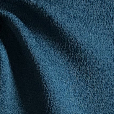KOSULJAR S BUBBLE SHINY BLUE SARACELLE širine 1.5 m, gramaže 113 g/m2. Satenizirani košuljarac sa teksturom, elegantan za šivenje haljina, bluzi, suknji.