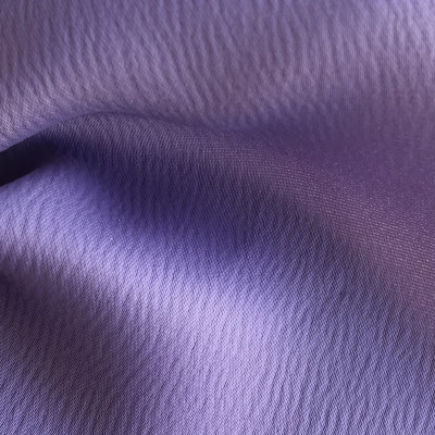 KOSULJAR S SATEN LUX LAVANDER PALE širine 1.5 m, gramaže 181 g/m2. Elegantan satenizirani košuljarac sa reljefastom teksturom,za haljine, bluze.