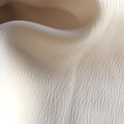 KOSULJAR S SATEN LUX MOONBEAM širine 1.5 m, gramaže 181 g/m2. Elegantan satenizirani košuljarac sa reljefastom teksturom,za haljine, bluze.