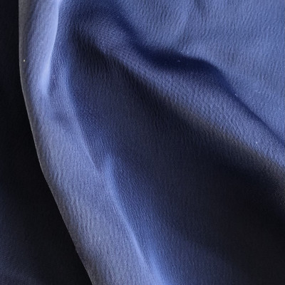 KOSULJAR S SATEN LUX NAVY L širine 1.5 m, gramaže 181 g/m2. Elegantan satenizirani košuljarac sa reljefastom teksturom,za haljine, bluze.