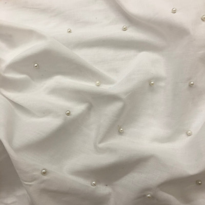 KOSULJAR CO PEARLS WHITE širine 1.5 m, gramaže 126 g/m2. Pamučni košuljarac sa perlama, lagan I udoban, za haljine, košulje, sezona Proleće Leto.