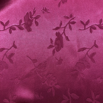 KOSULJAR S SATIN JQD S FLOWERS ROSE VIOLET širine 1.5 m, gramaže 116 g/m2. Satenizirani košuljarac sa žakard efektom, za haljine, bluze.