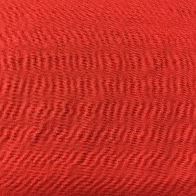 KOS CO COTTON POP LIKRA L RED MARLBORO širine 1.5 m, gramaže 118 g/m2. Pamučni košuljarac sa elastinom, lagan i udoban, sezona Proleće Leto.