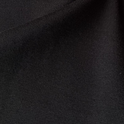 PONTE ROMA VIS L J BLACK širine 1.5 m, gramaže 302 g/m2. Trikotaža sa pletenom strukturom, mekana i prijatna, za haljine, odela.