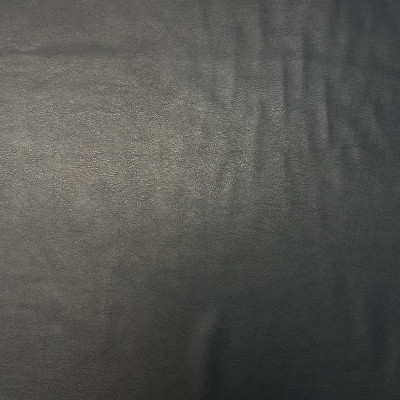 KOZA VIS LEATHER BONDED BLACK širine 1.4 m, gramaže 311 g/m2. Veštačka koža sa mat sjajem i reljefastom teksturom, za šivenje pantalona, haljina.